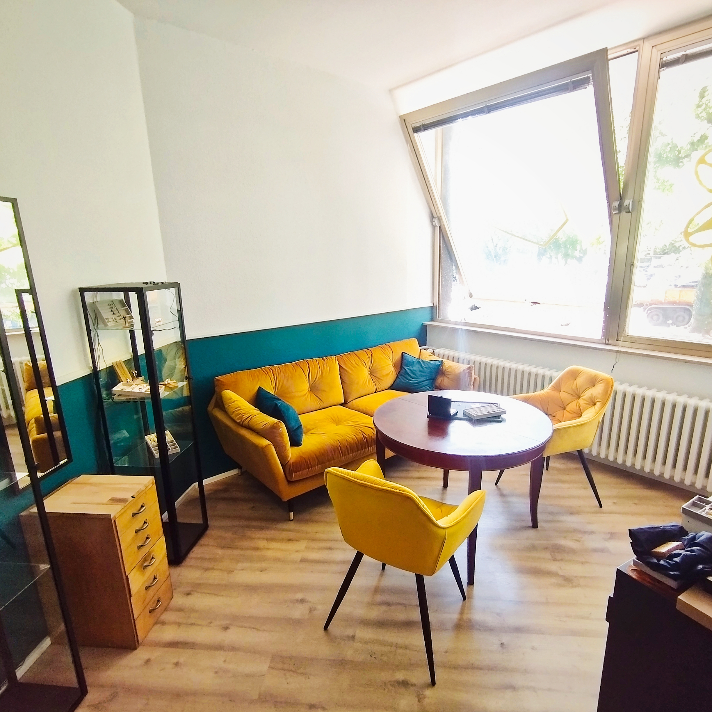 gemütlicher Beratungsbereich mit Sofa und Stühlen